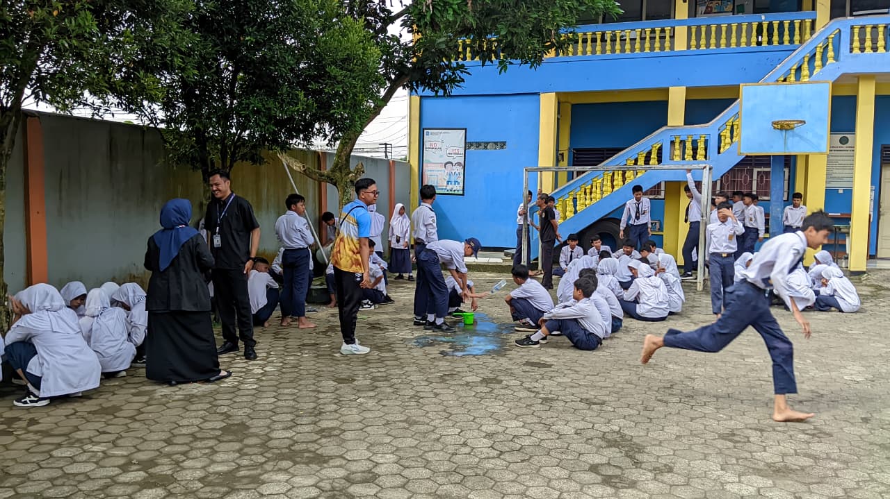 ✨ BERITA SEKOLAH — SMP UTAMA MUHAMMADIYAH SUMBANG ✨ Kegiatan Kokurikuler: Siswa Belajar Membuat Tempat Sampah Organik & Anorganik